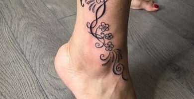 Tatuajes de Mariposas en Pantorrilla y Pie con adornos y flores Destacada 1