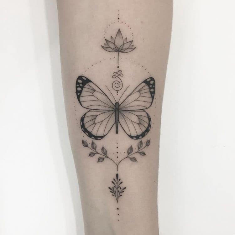 Tätowierungen von schwarzen Schmetterlingsmotten mit Lotusblume und Unalome auf symmetrischem Unterarm