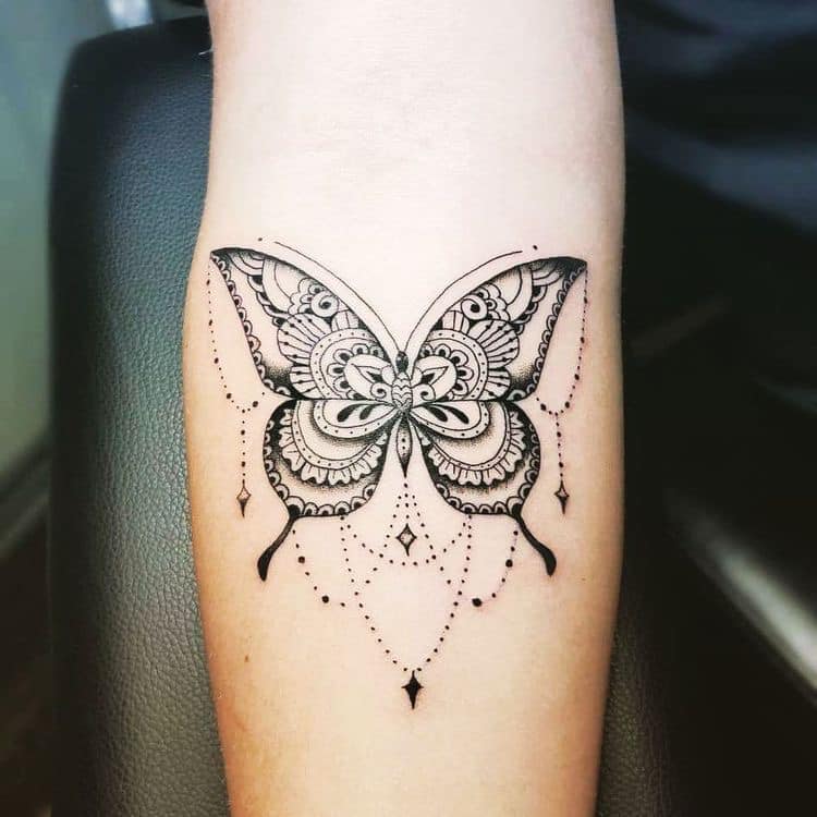 Tatuaggi di farfalle nere, falene geometriche e motivi con catena acchiappasogni