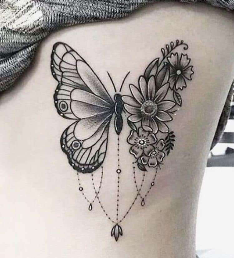 Tatuajes de Mariposas negras Polillas mitad flores con cadenitas tipo atrapasuenos y adornos