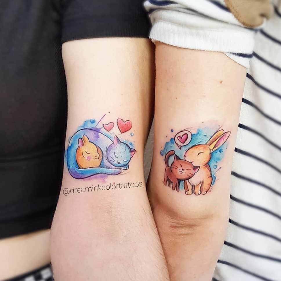 Tatuajes de Match para Amigas Parejas Hermanas Gato con conejo y corazones en ambos brazos