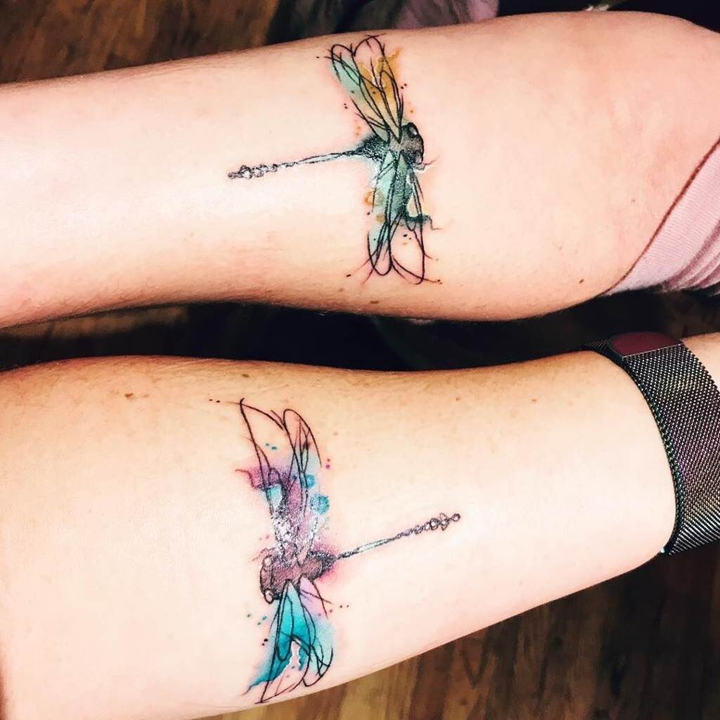 Abbina tatuaggi per amici, coppie, sorelle, libellule abbinate sull'avambraccio