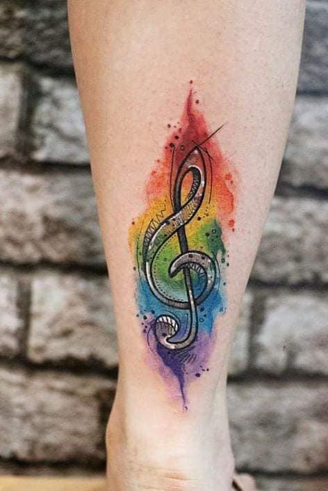 Tatuaggi musicali con chiave di violino sul polpaccio