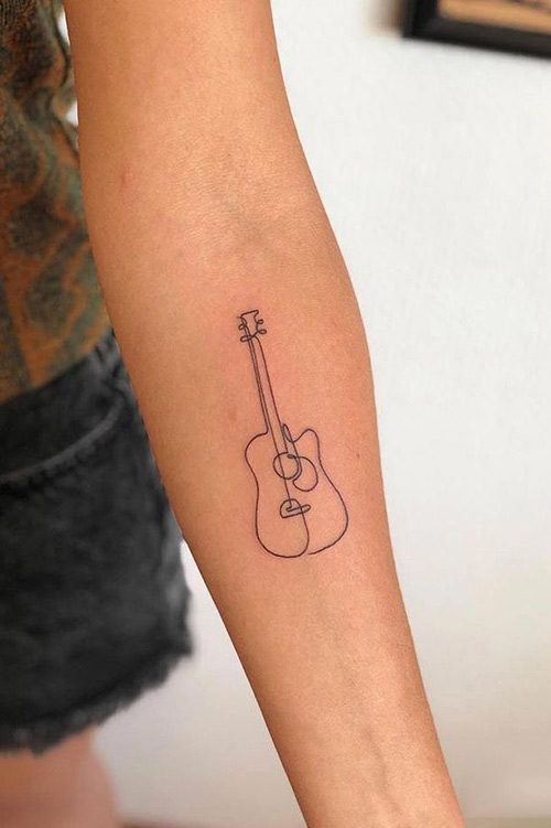 Musica tatuaggi chitarra contorno sull'avambraccio