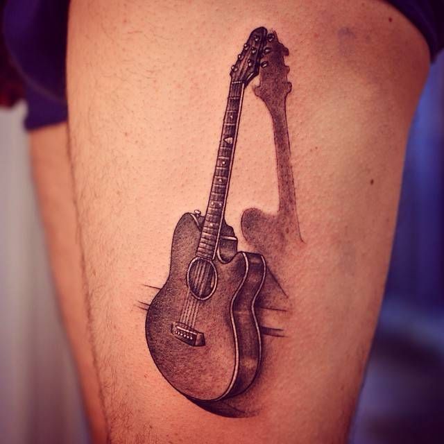Tatuagens de guitarra musical na coxa com perspectiva 3D