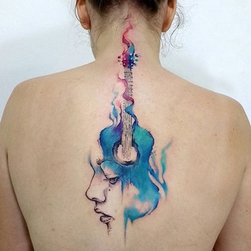Tatuagens de motivos artísticos musicais com guitarra e rosto no pescoço e ao longo da coluna nas costas Aquarela