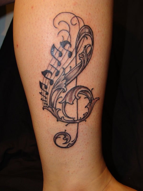 Musik-Pentagramm um Violinschlüssel-Tattoo auf der Wade