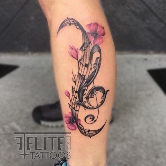 Tattoos von Musik Pentagramm in Form einer Halbunendlichkeit und Violinschlüssel, geschmückt mit roten Blumen