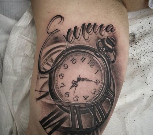 Tattoos mit Emura-Namen und realistischer Uhr