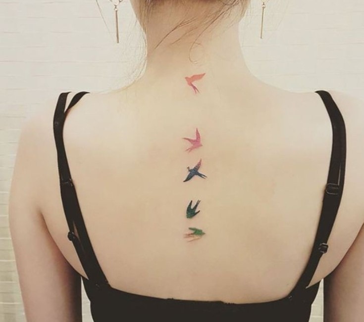 Pássaro tatua cinco andorinhas nas costas
