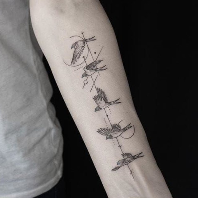 Tatuaggi di uccelli con cinque uccelli in fila e disegni geometrici