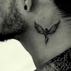 Tatuagens de pássaros no pescoço tipo fênix em preto