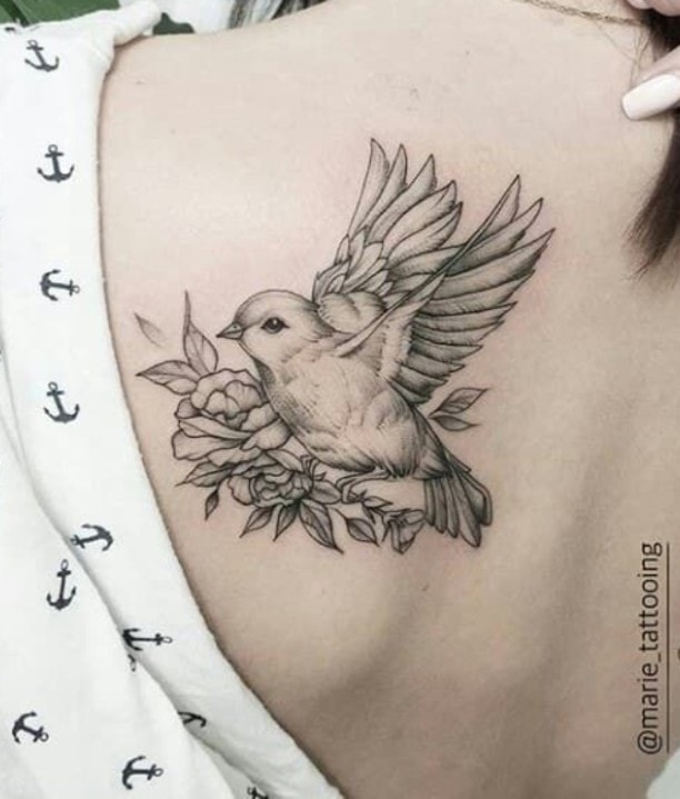 Tatuaggi di uccelli sulla scapola 2