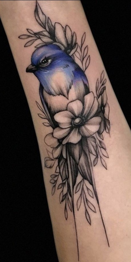 Tatuagens de pássaros em violeta no braço