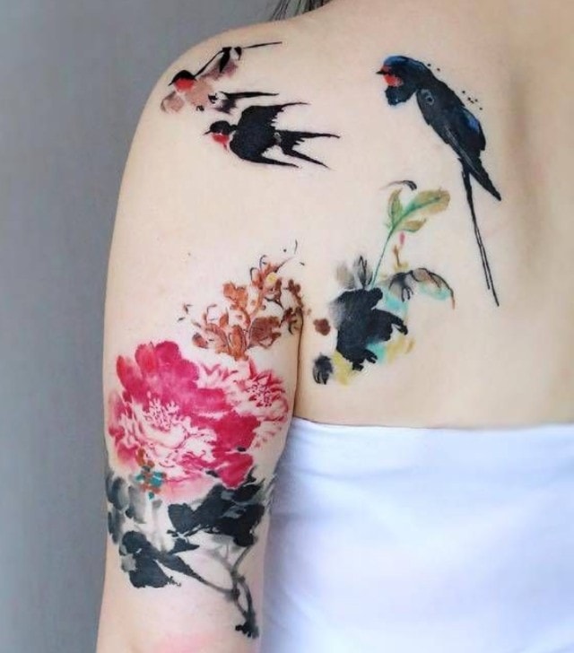 Andorinhas de pássaros e tatuagens de flores