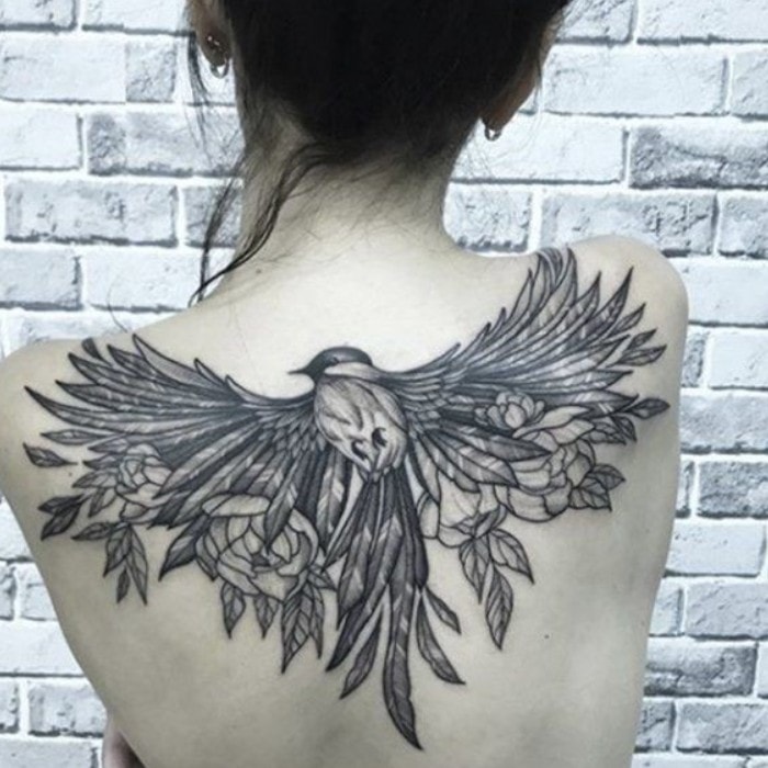 Grandi tatuaggi di uccelli sul retro