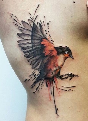 Tatuagens de pássaros pretos e marrons nas costelas