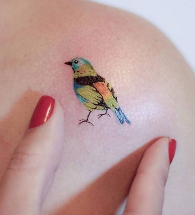 Piccoli tatuaggi di uccelli sulla spalla