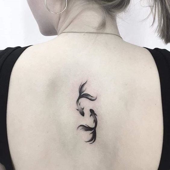 Schwarze Fisch-Tattoos auf dem Rücken