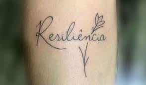 Tatuajes de Resiliencia con contorno de flor negra