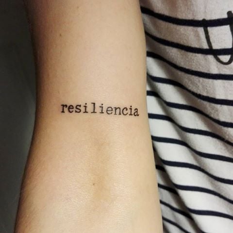 Tatuajes de Resiliencia en imprenta minuscula 1