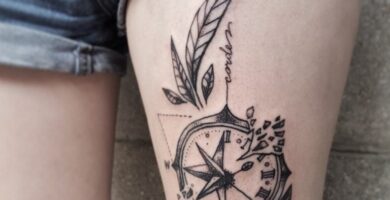 Tatuajes de Rosa de los Vientos o Brujula Grande con plumas y reloj en Muslo tambien inscripcion de nombre