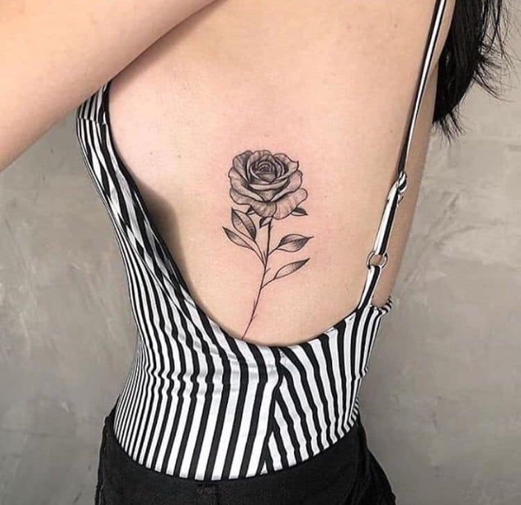 Tatouages de roses noires sur le côté de la poitrine
