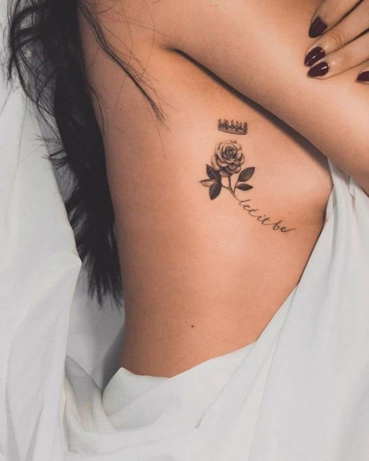 Tatuajes de Rosas Negras al costado del pecho con inscripcion Let it Be Dejalo Ser