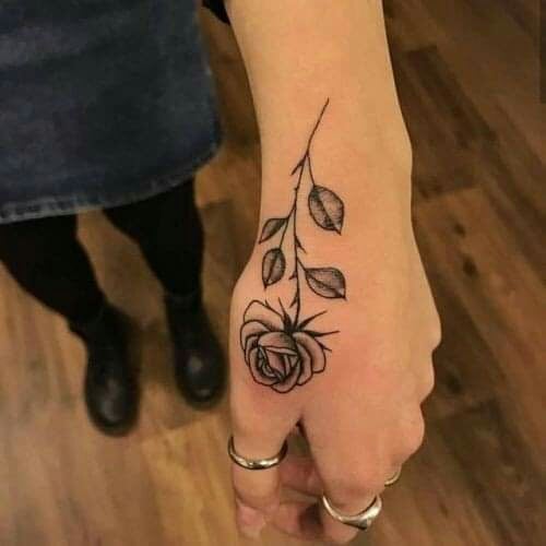 Tatuagens de rosas negras nas mãos de um lado 3