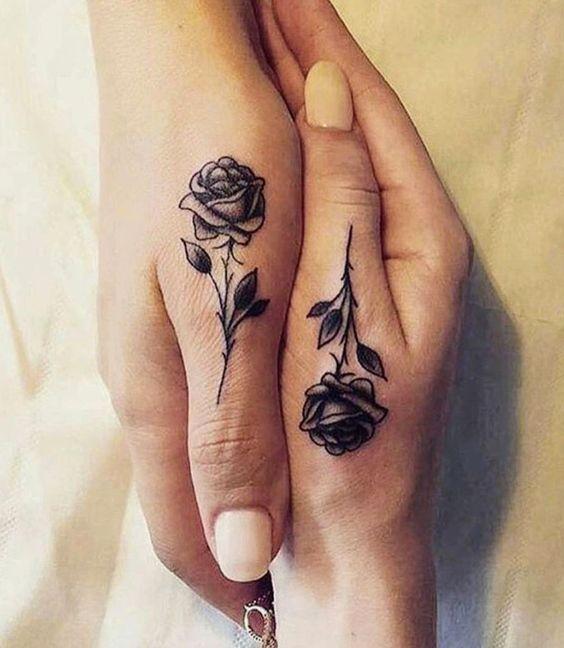 Tatuaggi con rose nere sulle mani per coppie o sorelle, una coppia su ciascun pollice