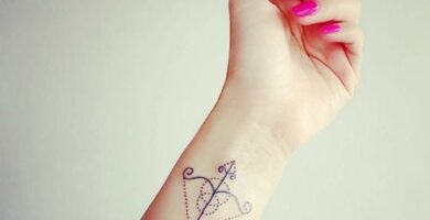 Tatuajes de Sagitario Arco adornado en muneca