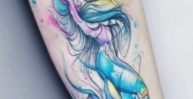 Tatuajes de Sirenas colores amarillo rojo azul en brazo