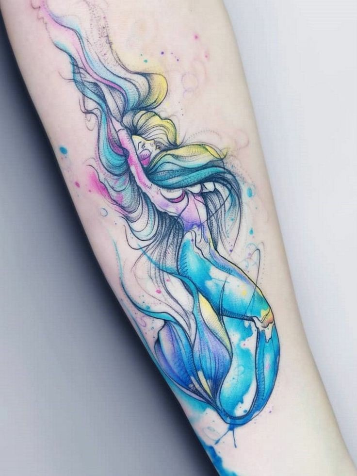 Tatuajes de Sirenas colores amarillo rojo azul en brazo