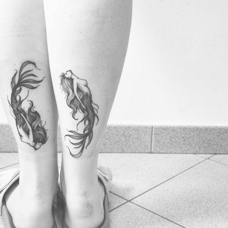Tatuaggi a sirena accoppiati su entrambi i polpacci