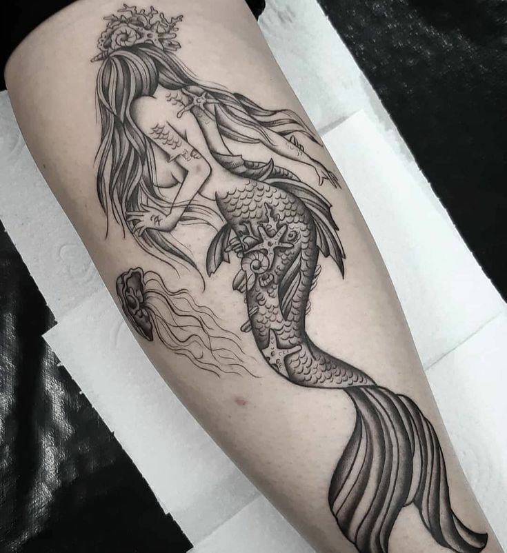 Tatuajes de Sirenas en negro brazo