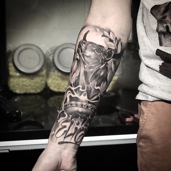 Realistische künstlerische Stier-Tattoos auf dem gesamten Unterarm des Mannes
