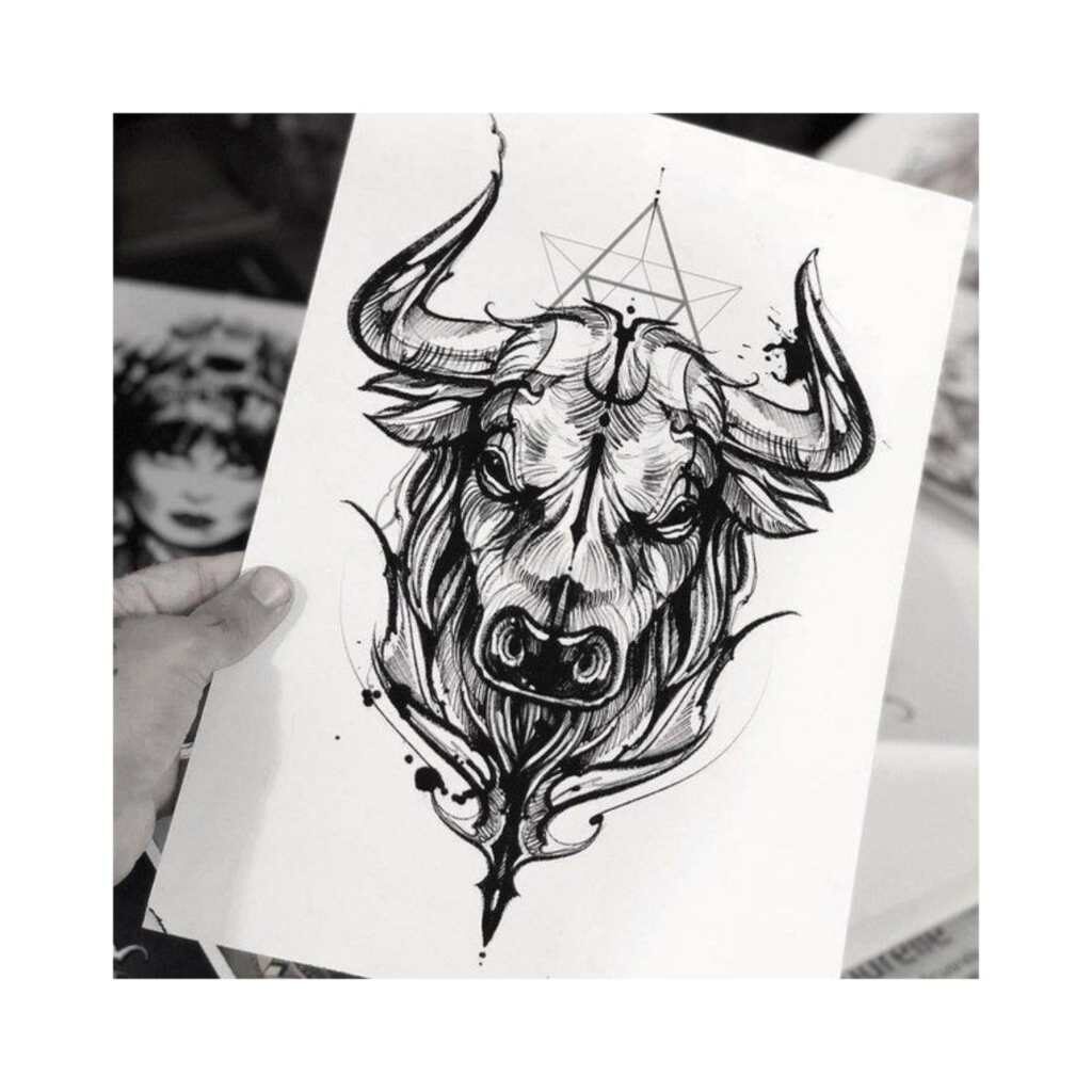 Esboço de tatuagens de touro com triângulo
