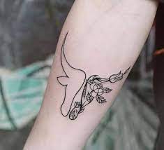Il Toro tatua l'osso di toro con mezzo fiore