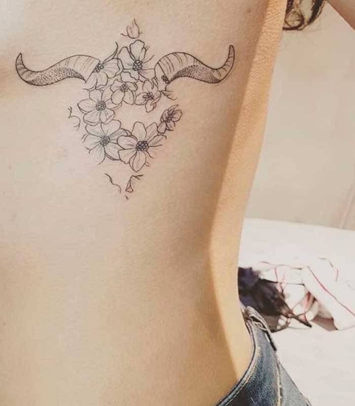 Tatuajes de Tauro rombo de flores y cuernos