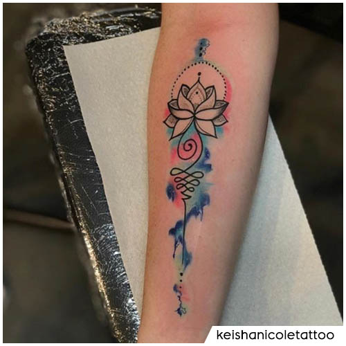 Tatuagens delicadas de Unalome em aquarela no antebraço
