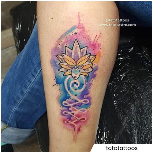 Aquarellfarbene Unalome-Tattoos am Bein