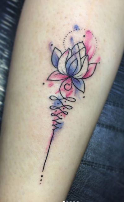 Tatuajes de Unalome acuarelado en rosado y violeta
