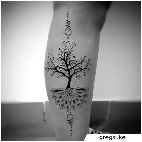 Tatouages Unalome avec arbre de vie en noir sur le mollet