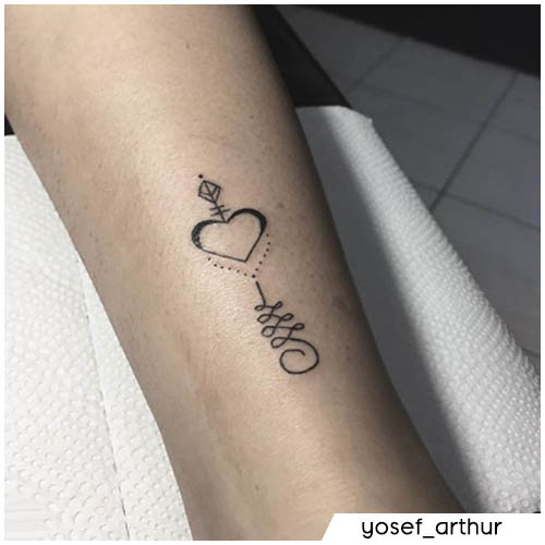 Unalome-Tattoos mit schwarzem Herzen