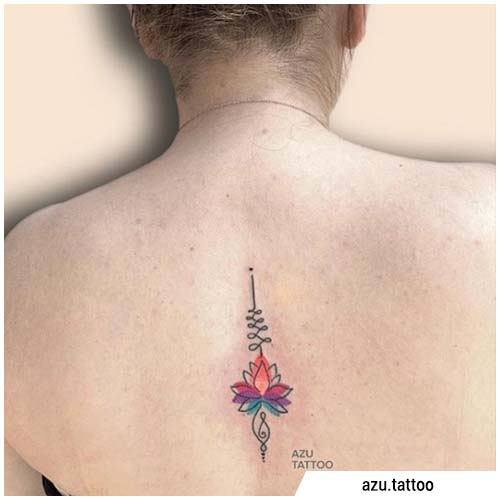 Tatuagens Unalome com flor de lótus e aquarela laranja e violeta nas costas