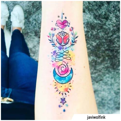 Tatuajes de Unalome full color con corazon luna estrellas sol