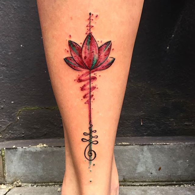 Tatuagens unalome e flor de lótus em aquarela com traços vermelhos e verdes