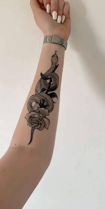 Viper-Schlangen-Tattoos am ganzen Unterarm