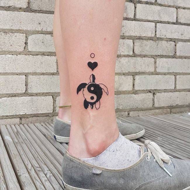 Tatuajes de Yin Yang Tortuga y corazon y circulo en pantorrilla