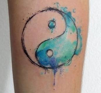 Tatuajes de Yin Yang acuarela azul celeste